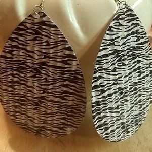 Large Vintage 80's black and white earrings